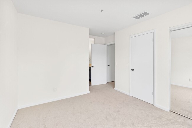 Building Photo - 2 bdrm 2.5 condo available for rent w/ com...