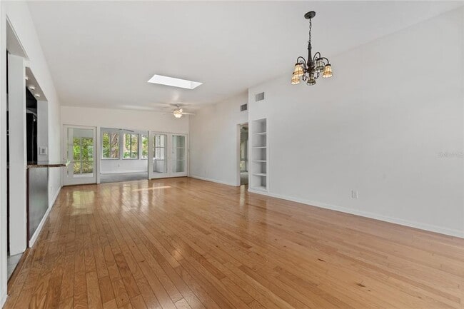 Building Photo - 2115 Sycamore Dr