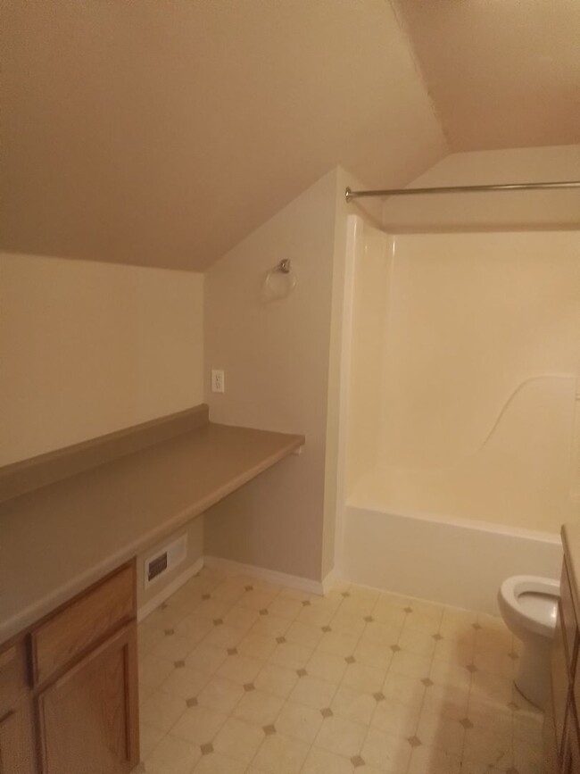 Building Photo - 4 bedroom: Super Clean with new carpet and...