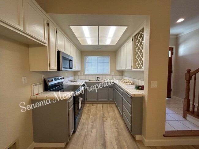 Building Photo - Updated 2-Bedroom, 1.5-Bath Townhouse in S...