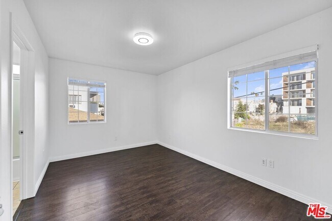 Building Photo - 1128 Irolo St