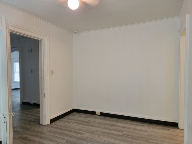 Building Photo - 564 Mt Vernon St