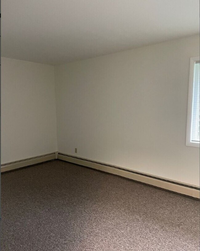 Building Photo - Upper Two Bedroom One Bath