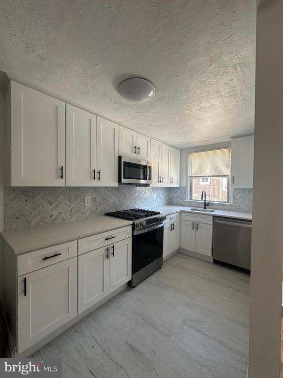 Building Photo - 2204 Lynn Blvd