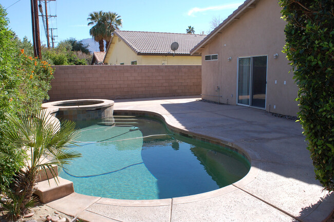 Building Photo - POOL Home Low in the Cove