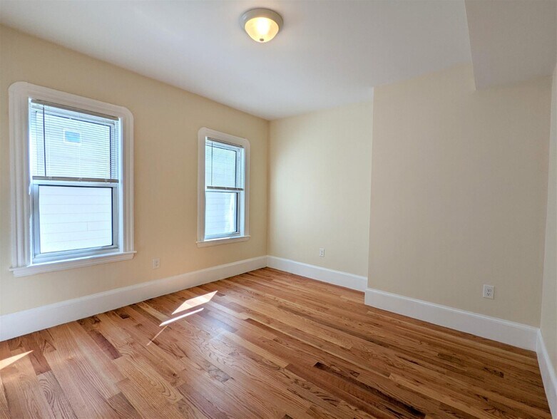 Building Photo - 63 Merriam St