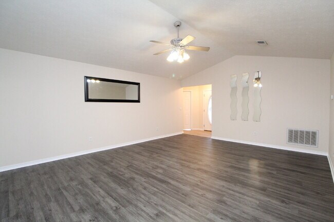 Building Photo - 3BR/2BA Gulf Breeze Brick Home in Oak Pointe with Vaulted Ceilings, Open Layout, Fenced Yard & La...