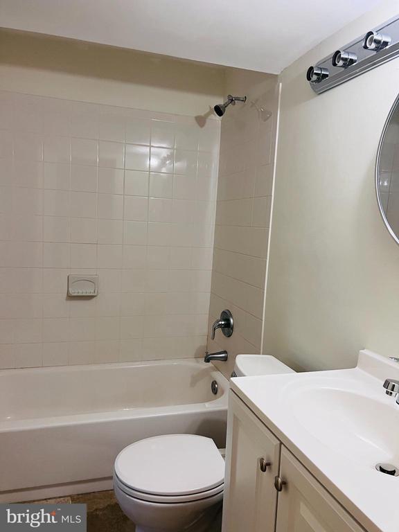 Building Photo - 102 Sweethollow Dr