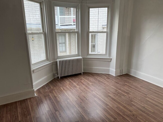 Building Photo - Spacious 4/5 Bedroom Home