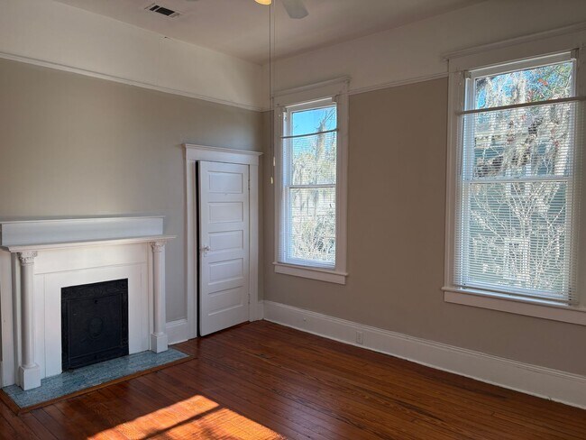 Building Photo - Beautiful Downtown Apartment