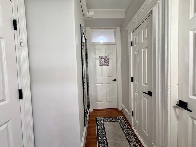 Building Photo - 1584 Beacon St