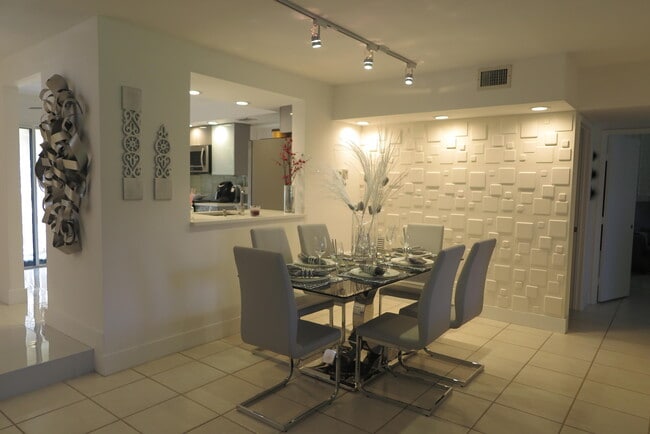 Building Photo - 7875 La Mirada Dr
