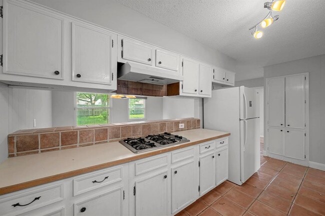 Building Photo - 3100 Whiteway Dr