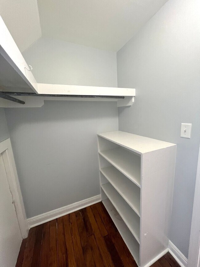 Building Photo - Spacious 2BD/2.5 BATHS! Across from Langen...