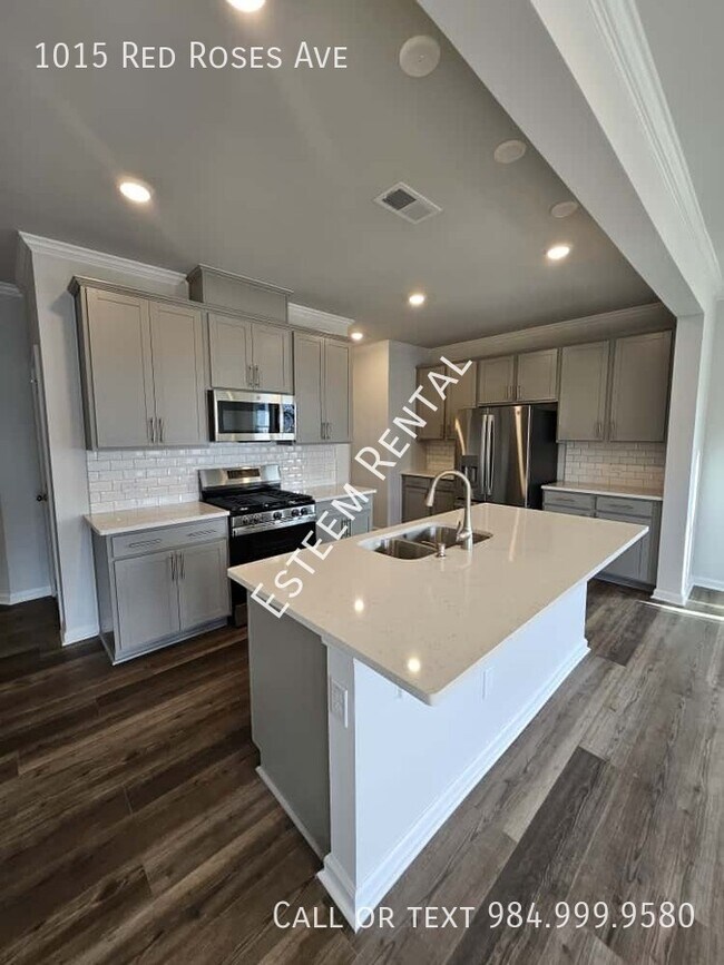 Building Photo - 1015 Red Roses Ave