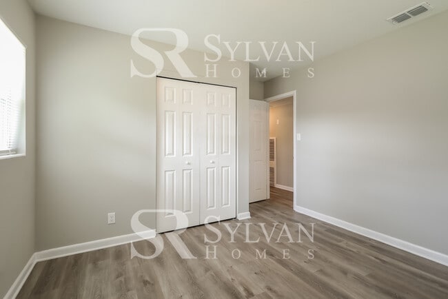 Building Photo - Feel welcome in this well-maintained 4BR 2...