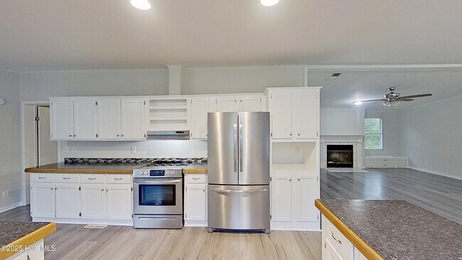 Building Photo - 20 Deer Ridge Dr W