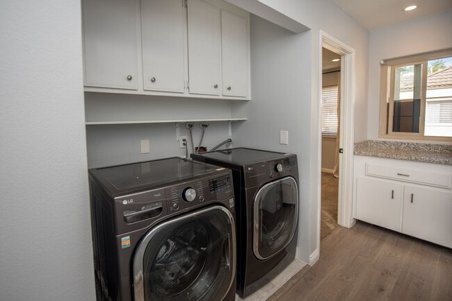 Building Photo - Huntington Beach Townhome