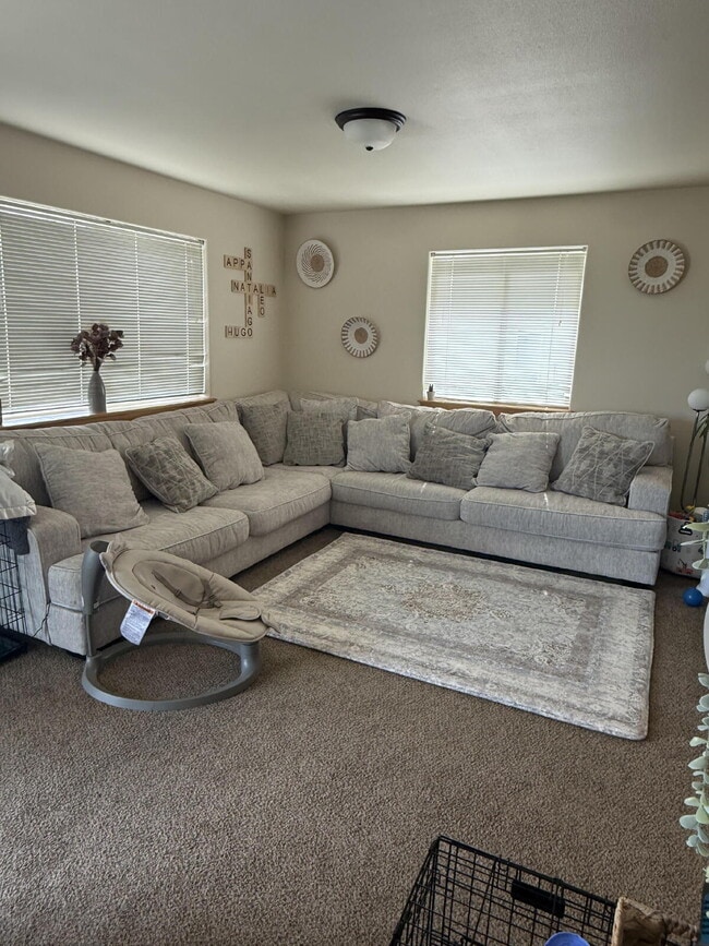 Building Photo - "Spacious 3-Bed & 2.5 Baths in 1700 Sq Ft!"