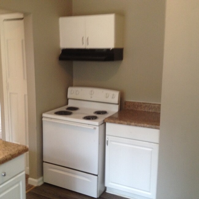 Building Photo - **AVAILABLE NOW**3 Bedroom / 1 Bathroom Ho...
