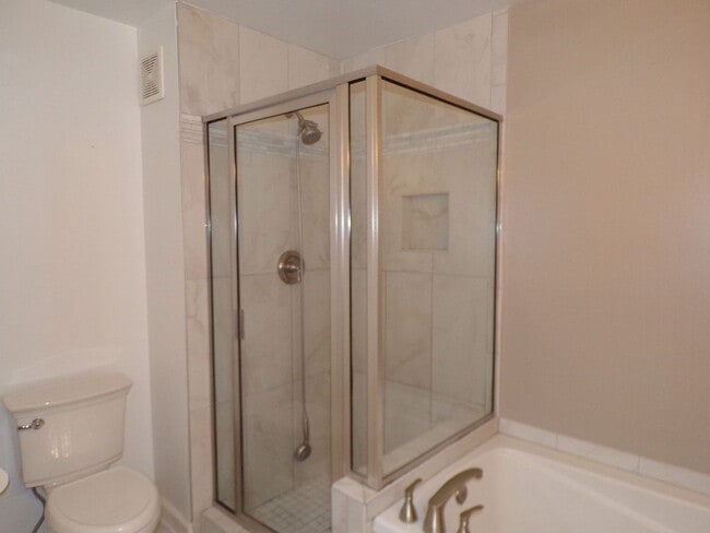 Building Photo - Two Bedroom, Two Level Condo Near Van Dorn Metro