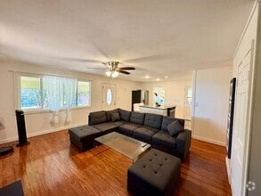 Building Photo - Optimal Location in the Heart of Paia Town...