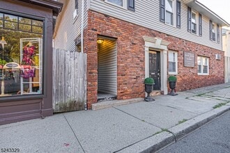 Building Photo - 910 Main St