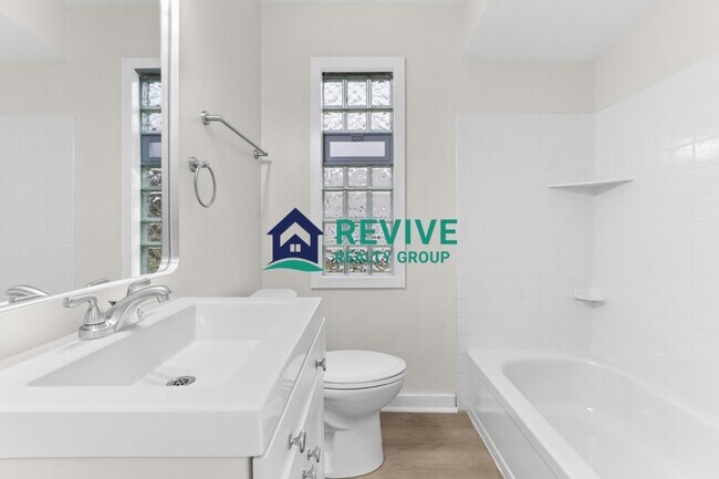 Building Photo - 131 Doremus Ave