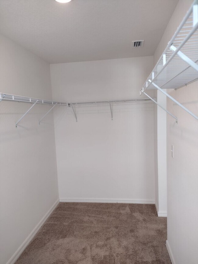 Building Photo - Beautiful 4 bedroom 2.5 Bathroom House For...
