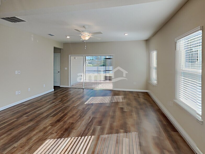 Building Photo - 233 Hemlock Pt