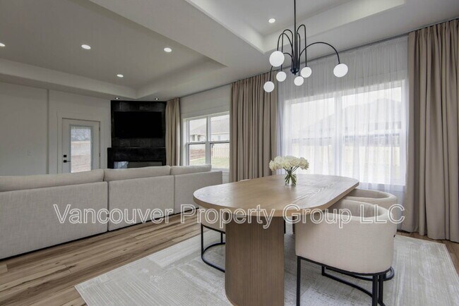 Building Photo - 5075 E Ferdinand Ct