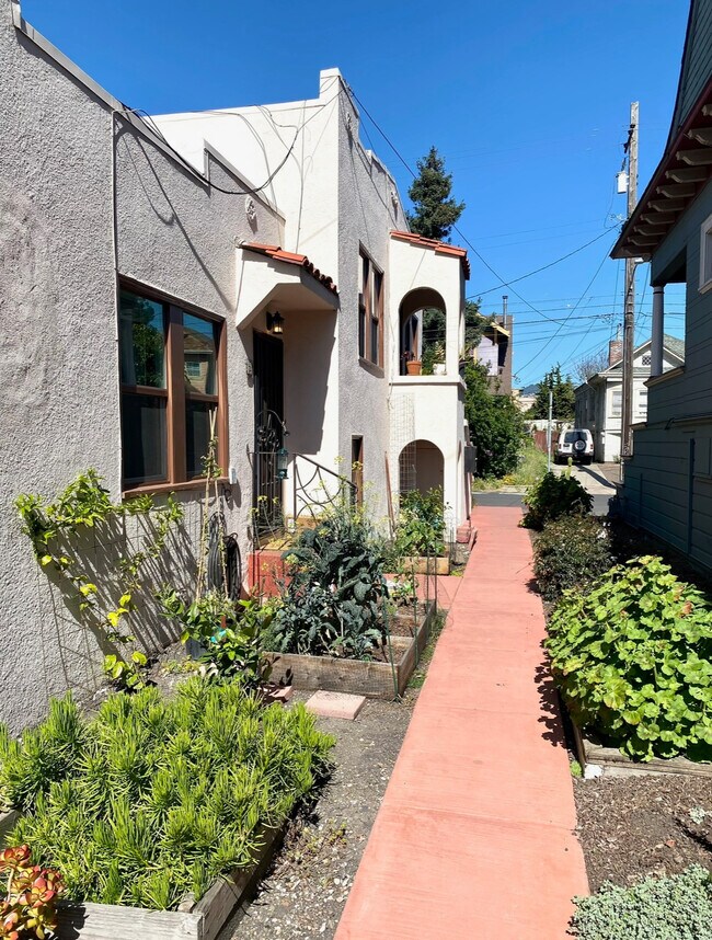 Building Photo - 5715 Genoa St