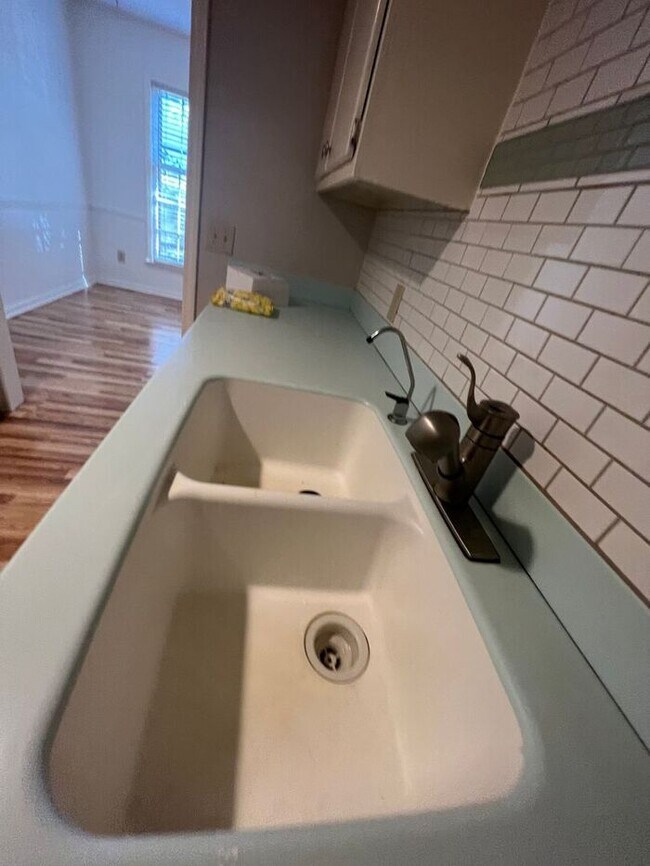 Building Photo - Short/Long Term Lease Options!!! Popular t...
