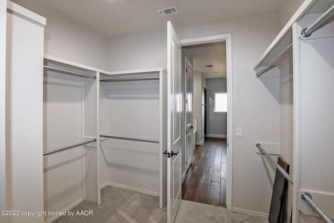 Building Photo - 504 Country Club Dr