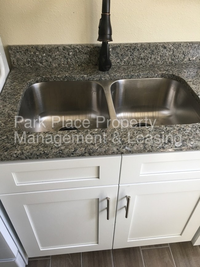 Building Photo - Double Eagle Apartments Unit 39