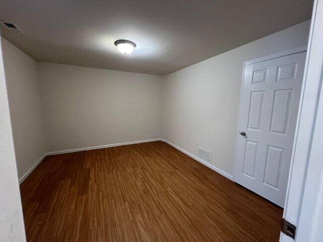 Building Photo - 3 Bedroom 2 bath 2 car garage house