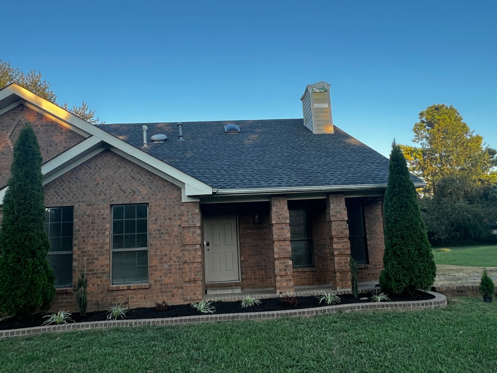 Building Photo - 2572 Exeter Dr