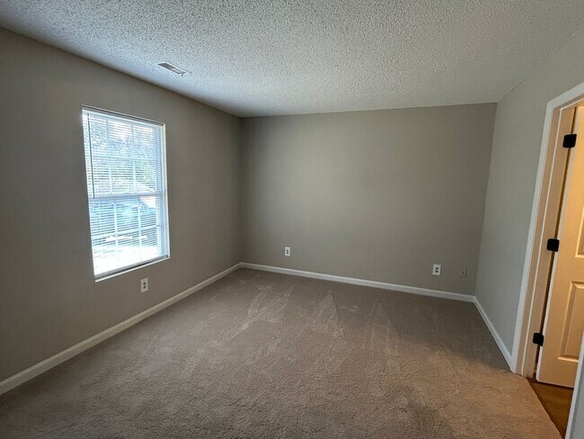 Building Photo - 2711 Ingleside Dr