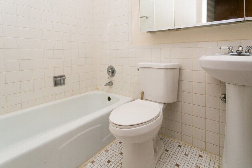 Building Photo - 3825 N Pine Grove Ave