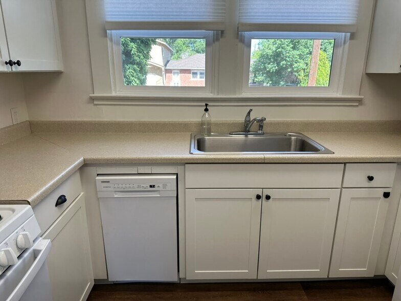 Building Photo - 609 W 11th St