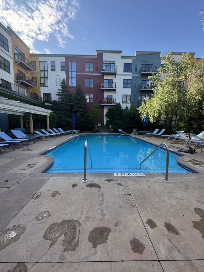 Building Photo - Luxury Condo Living in the Heart of Excelsior & Grand - Underground parking -Available NOW!