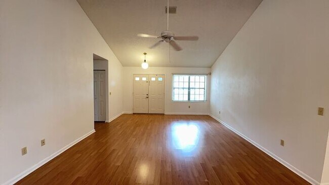 Building Photo - 3/2 home in Pine Lakes