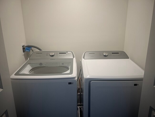 Building Photo - 1455 Yosemite Way