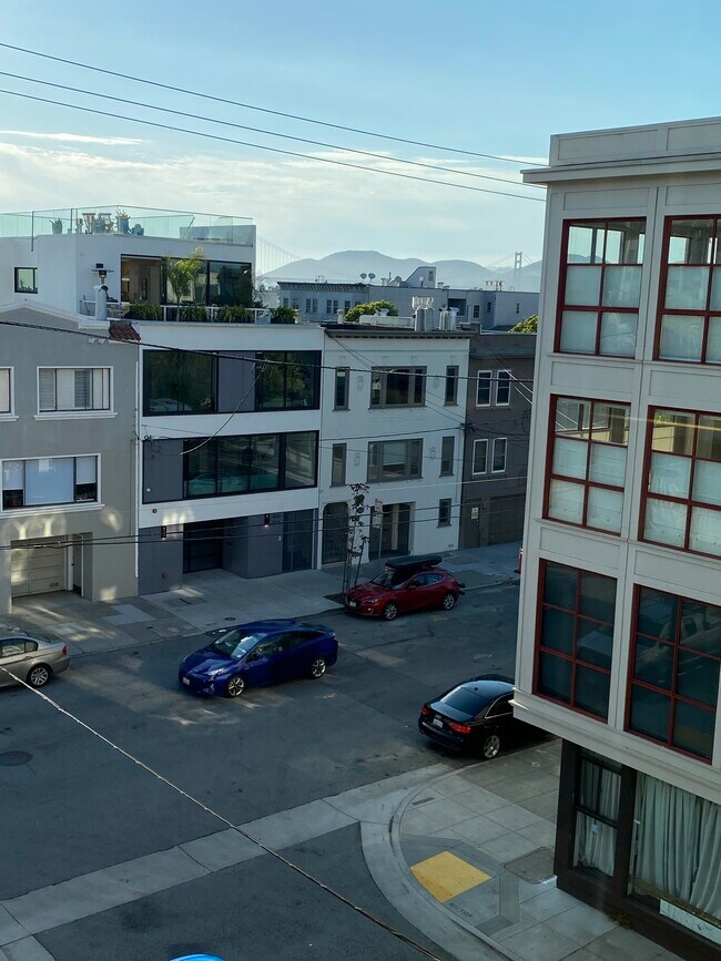 Kitchen - view to GG bridge - 3224A Steiner St