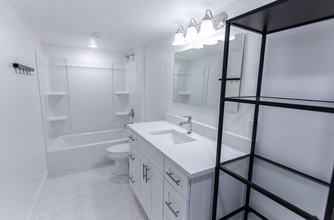 Building Photo - Modern 2-Bedroom Apartment in Peaceful Eag...