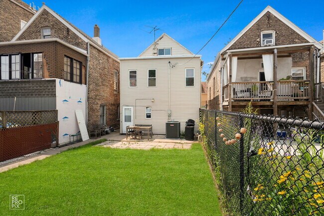 Building Photo - 2237 S Oakley Ave