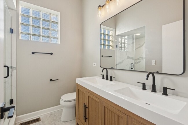 Building Photo - 937 N Willard Ct