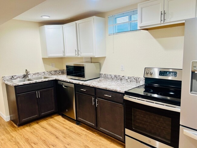 Building Photo - 3 Bed-1 Bathroom Available in Anshutz Medical Center Area - Duplex lower unit