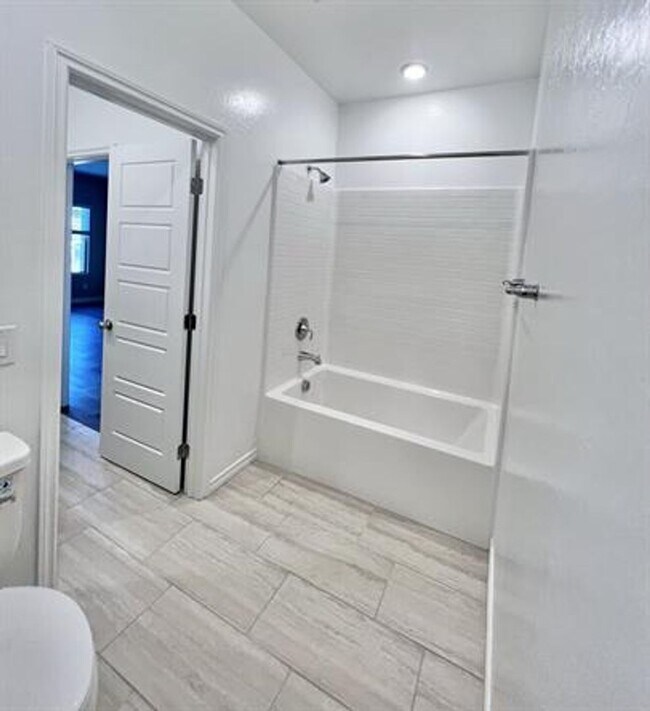 Building Photo - 3 Bedroom 2.5 Bathroom Townhome - Pet Friendly.