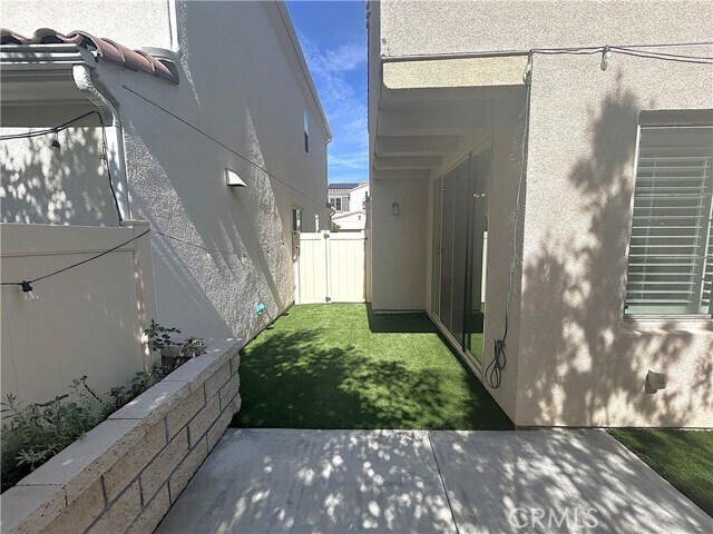 Building Photo - 253 S Vermont Ave